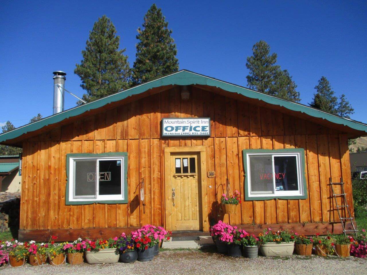 Single Bed Motel Rooms Affordable Lodging in Darby, MT